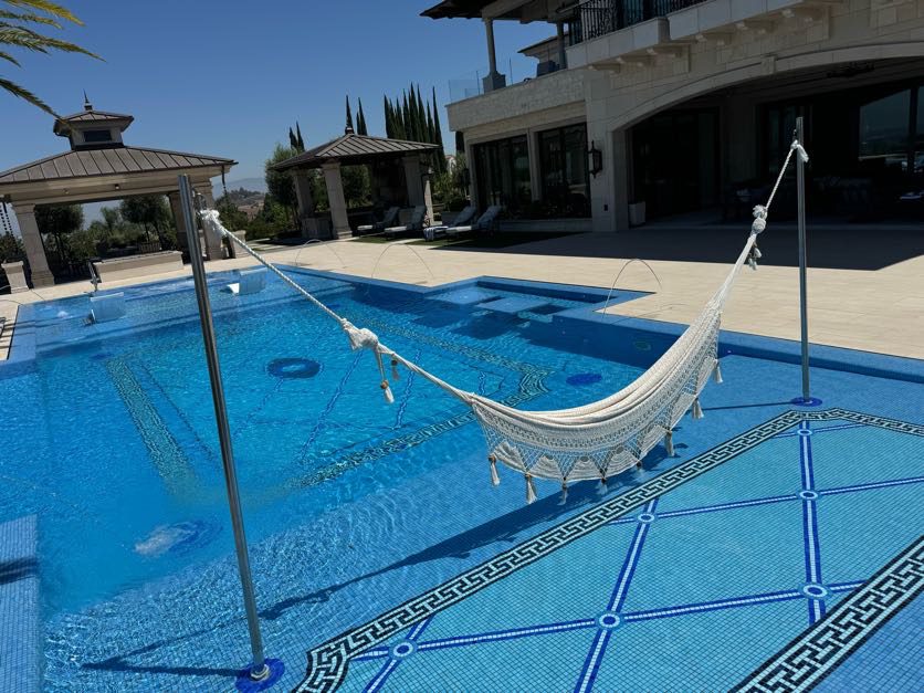 Sunshelf with a hammock next to the pool
